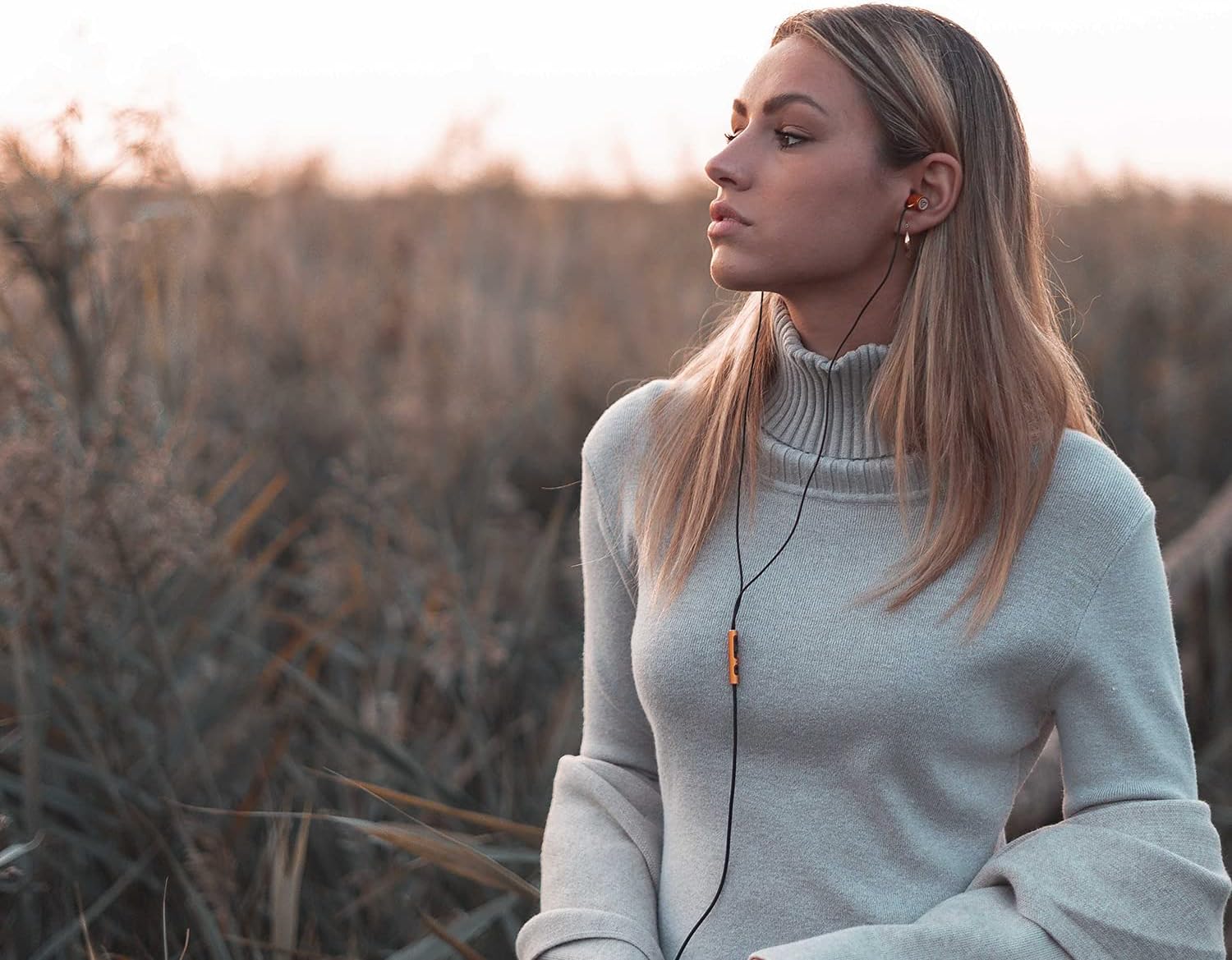 LUDOS Ultra Wired Earbuds in-Ear Headphones, 5 Years Warranty, Earphones with Microphone, Noise Isolating Ear Buds, Memory Foam for iPhone, Samsung, School Students, Kids, Women, Small Ears - Gold