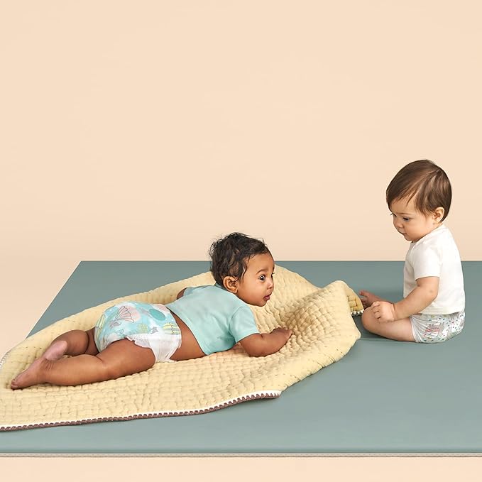 The Honest Company Clean Conscious Diapers for Delicate Skin | Up to 100% Leakproof | Hypoallergenic, Fragrance Free | Gender Neutral | Club Box, Size Newborn, 72 Count (Prints May Vary)