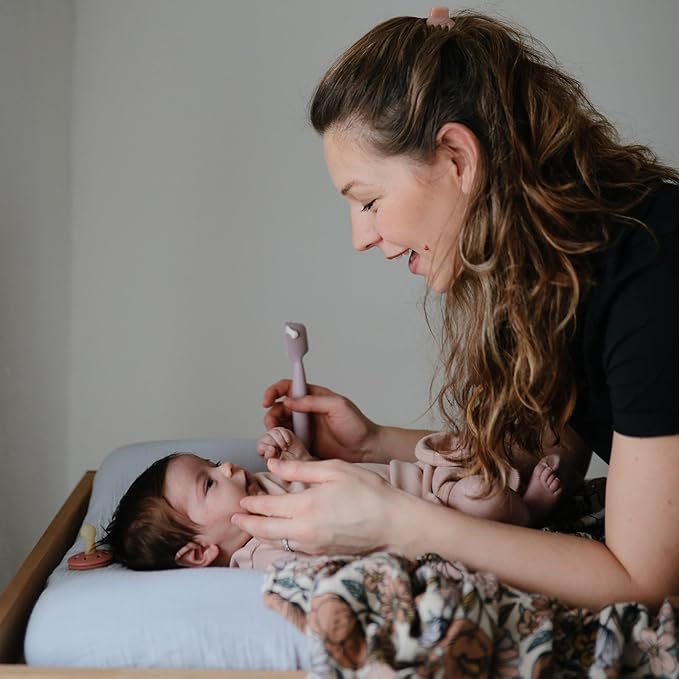 mushie Diaper Cream Applicator Soft Silicone with Suction Base (Soft Lilac)